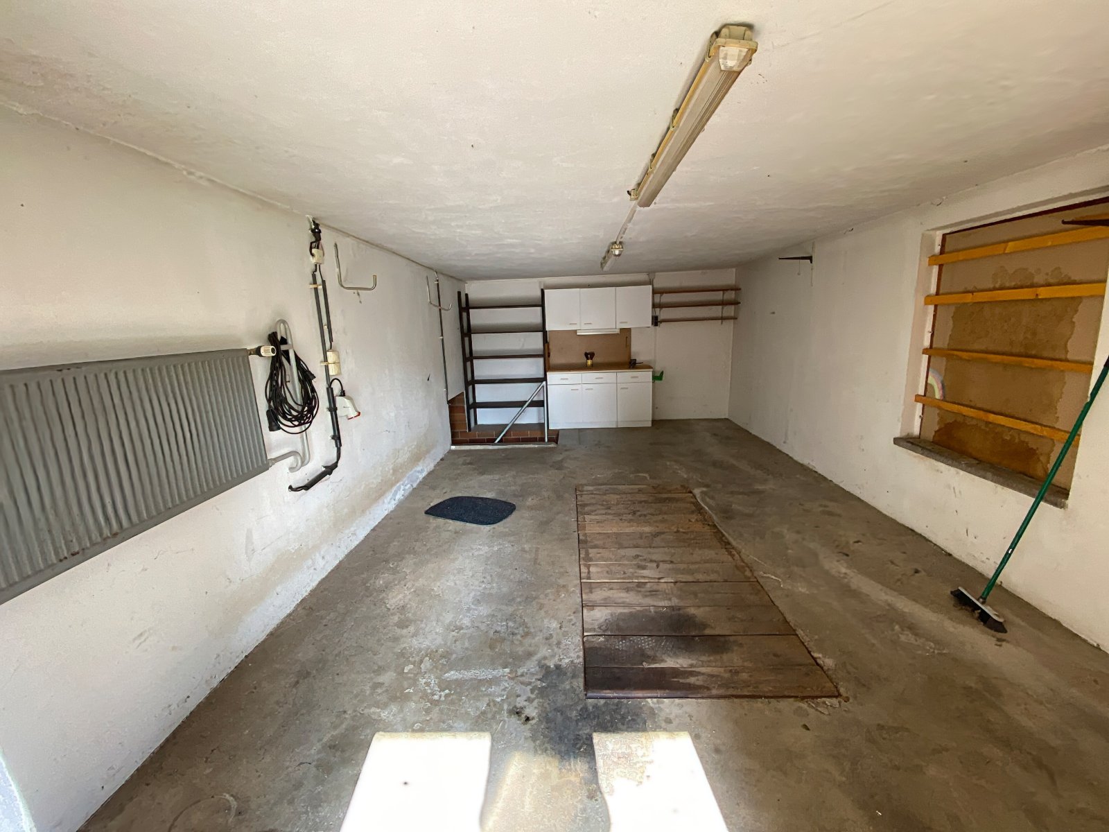 Garage mit Grube und Zugang zum Haus