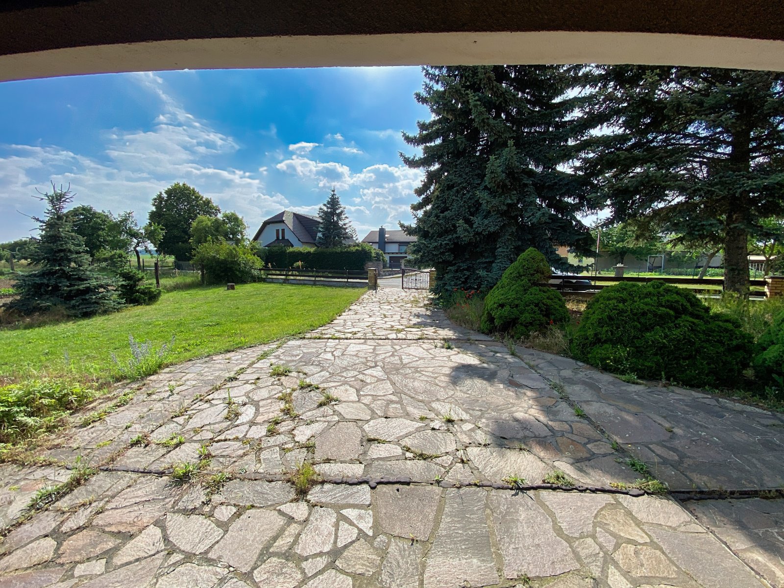 Einfahrt zur Garage