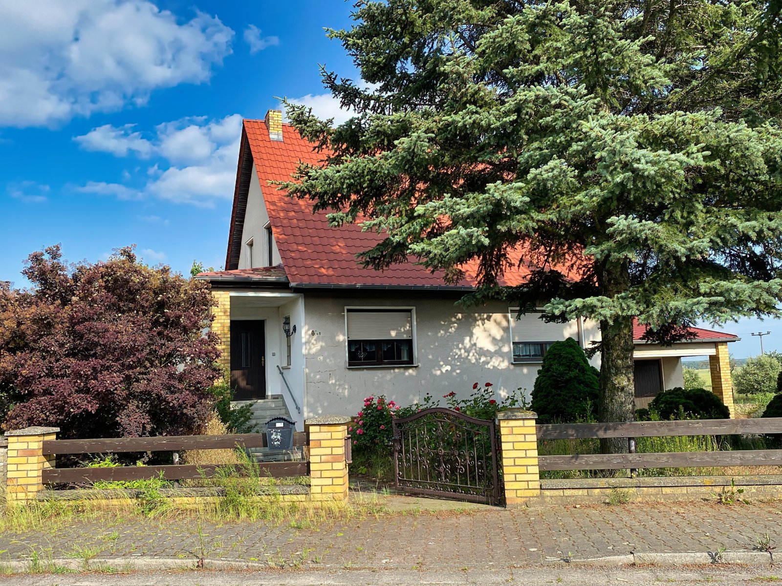 Einfamilienhaus mit Grundstückseingang