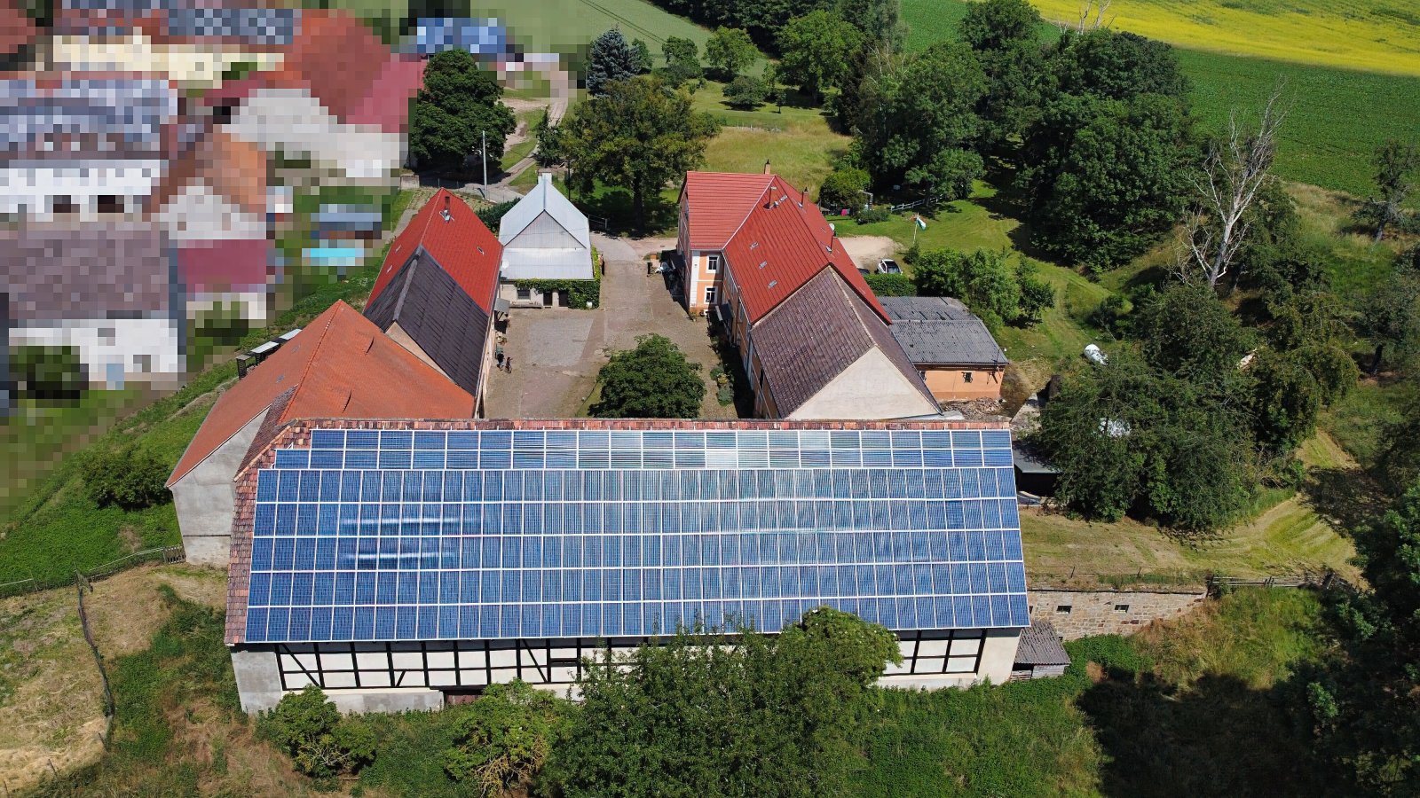 Dreiseitenhof Rückseite mit Photovoltaik auf dem Dach