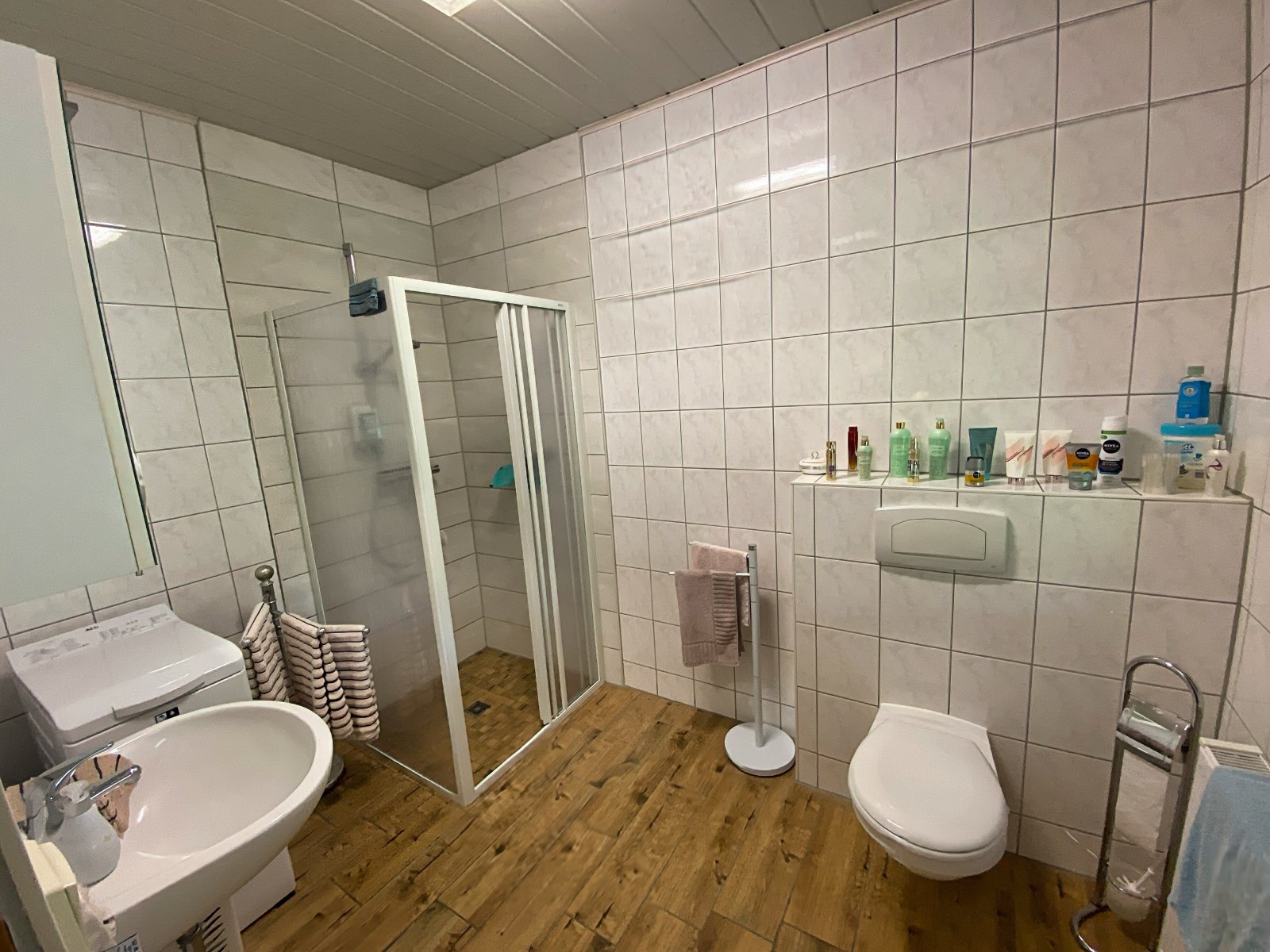 Tageslichtbad mit Dusche und WC EG