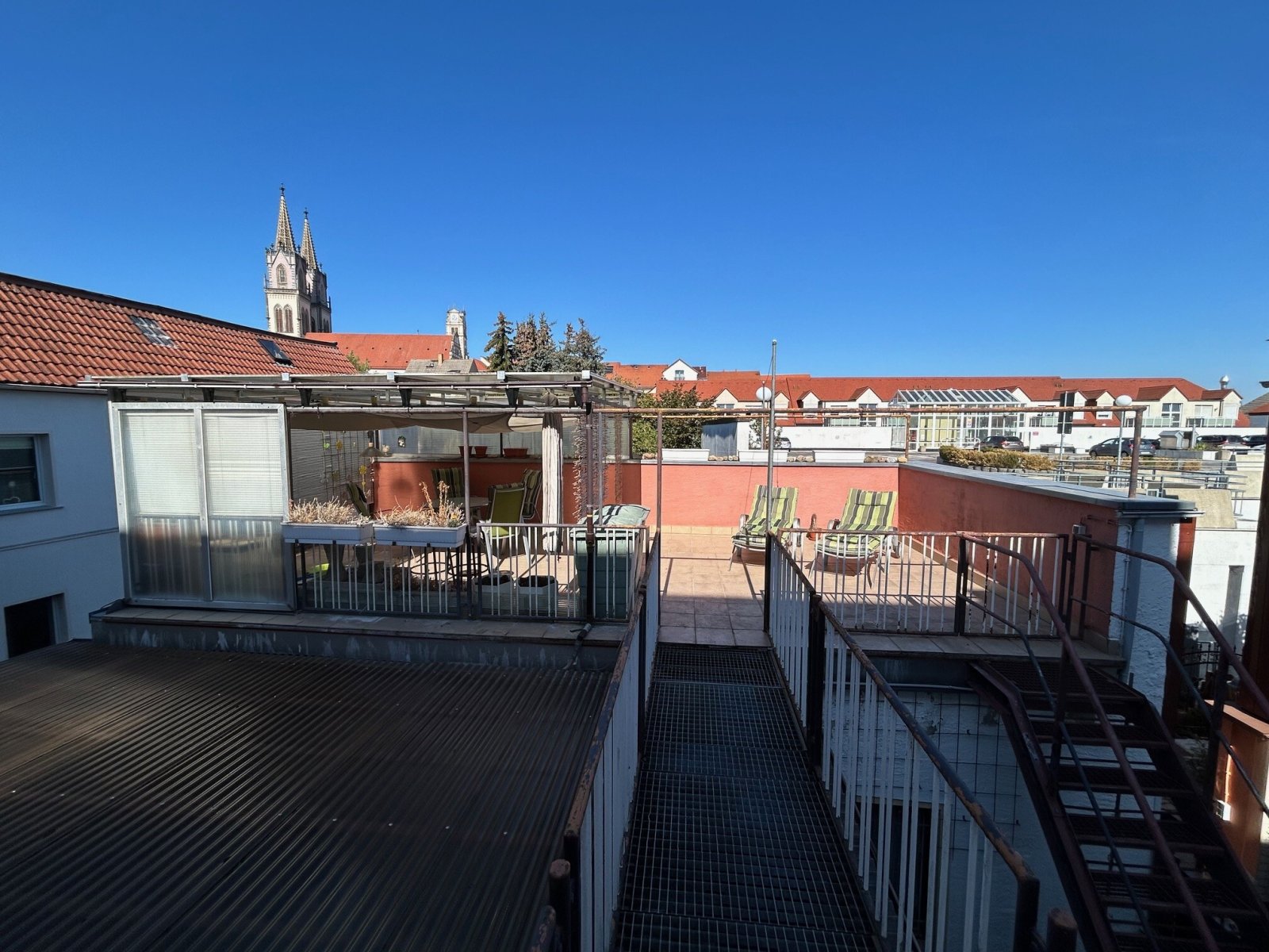 Dachterrasse mit Blick auf die Kirche