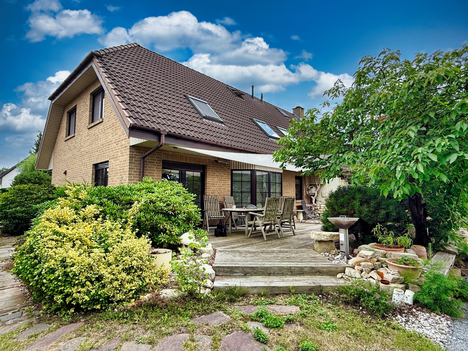 Traumhafte exklusive Doppelhaushälfte mit sonniger Terrasse & gepflegtem Garten in Kossa Traumhafte exklusive Doppelhaushälfte mit sonniger Terrasse & gepflegtem Garten in Kossa